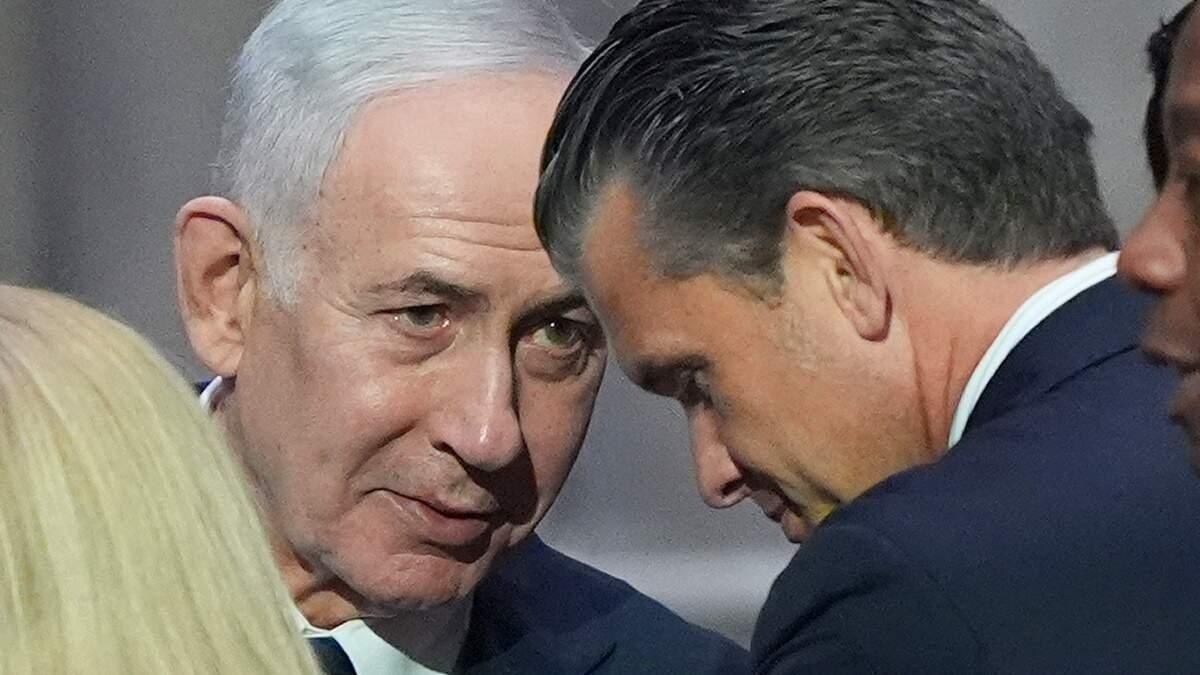 בנימין נתניהו ופיט הגסת׳ מקרבים את ראשיהם זה לזה.